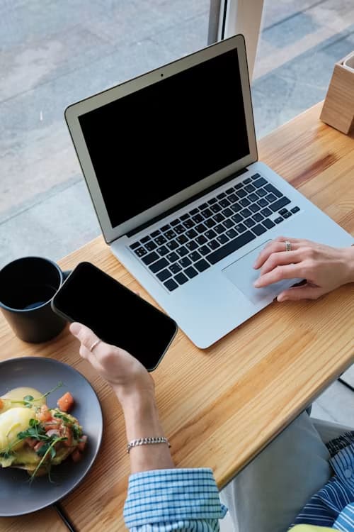 Digital nomad working with TravelNet eSIM